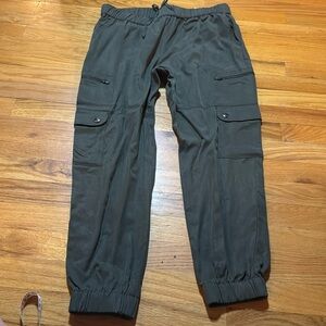 Banana Republic women’s cargo jogger pants- army green size Medium